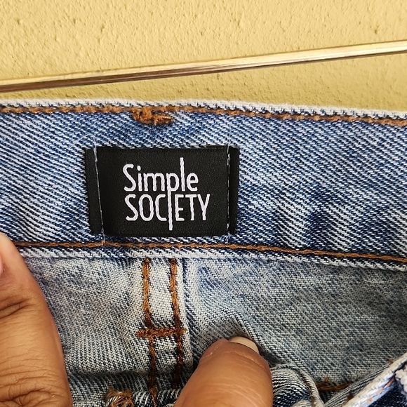 Stylish Light Blue Straight Leg Jeans with Distressed Details - Picture 2 of 13